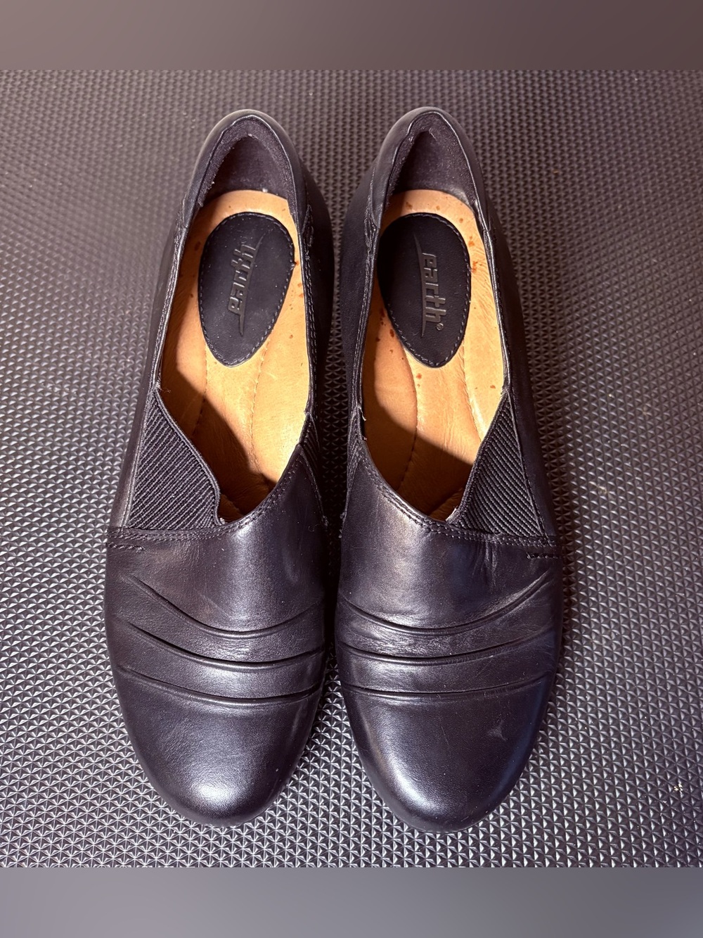 Earth Shoes Black Leather Chunk Kitten Heels Women’s Size 8.5